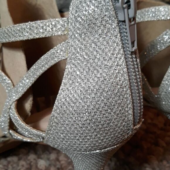 Fergalicious by Fergie silver open toe heel shoes sz 8 - Picture 5 of 9